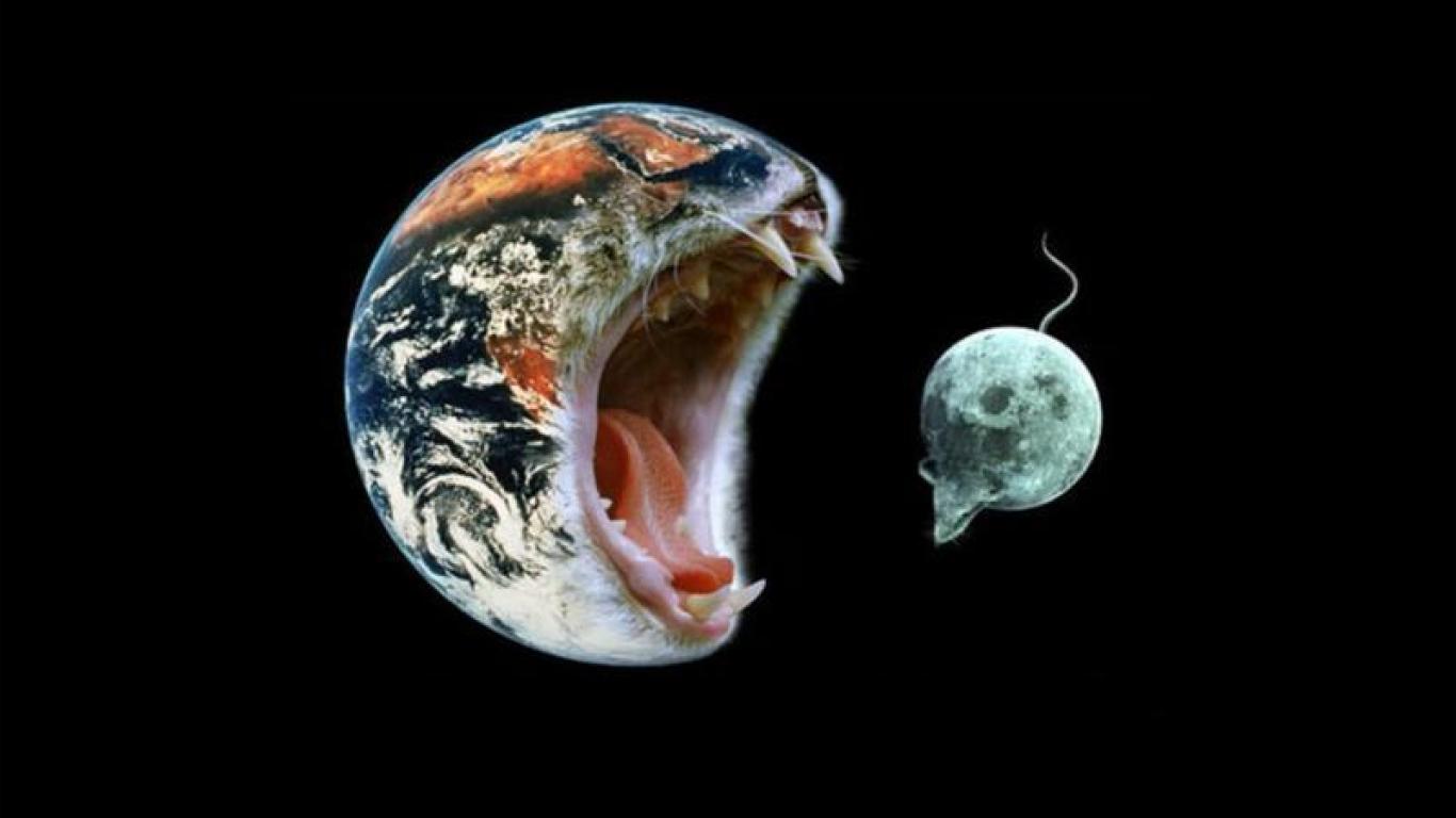 adownload.1wallpaper.net_20150121_earth_gulp_moon_funny_hunger_1366x768.jpg
