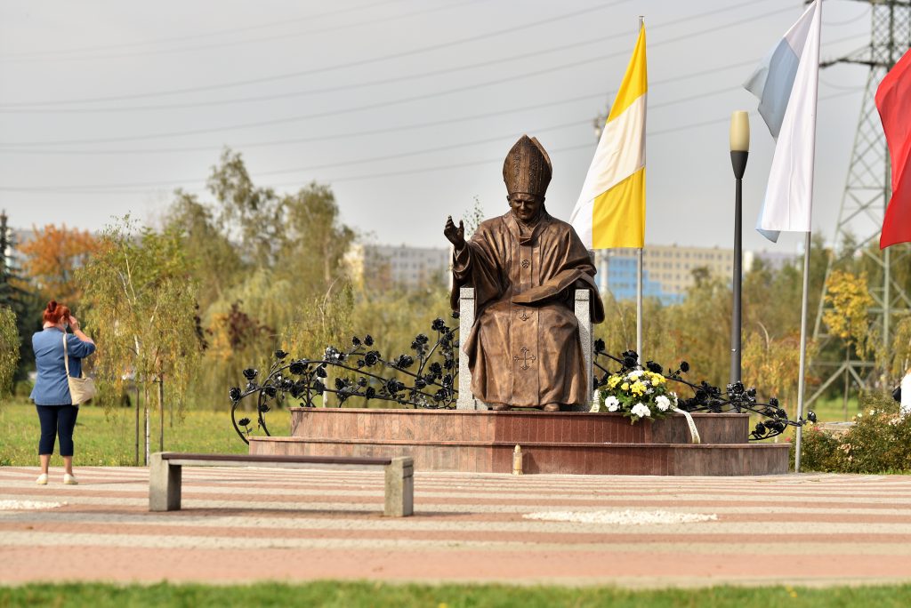 aeliasz.info_wp_content_uploads_2021_02_pomnik_jana_pawla_II_rzeszow_11.jpg