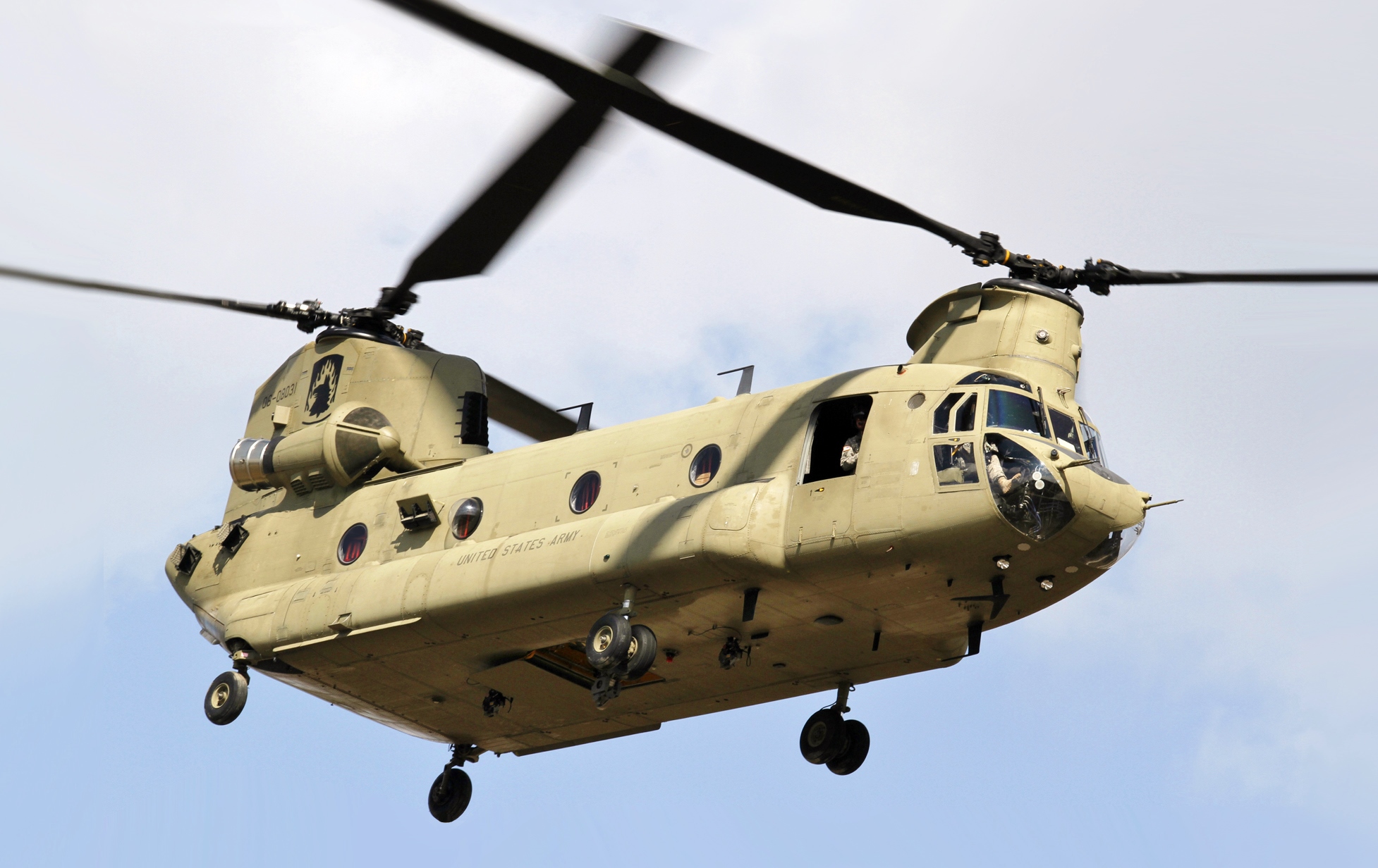 aupload.wikimedia.org_wikipedia_commons_0_03_CH_47_Chinook_helicopter_flyby.jpg