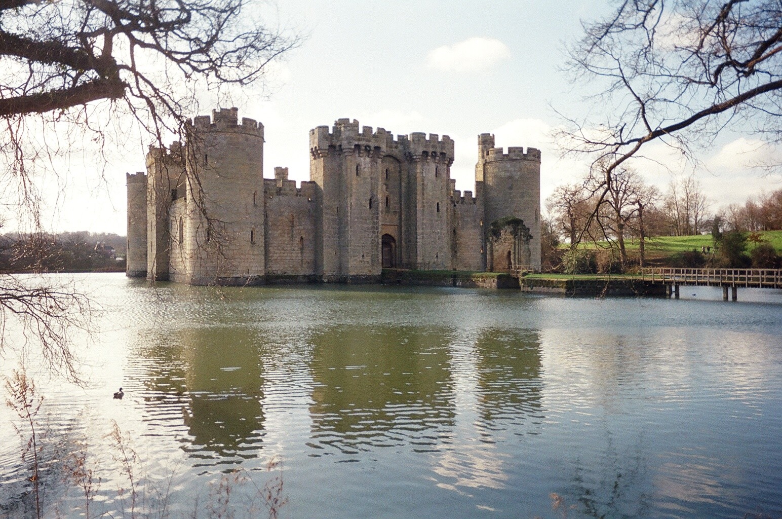 Bodiam_Castle_fromthe_north.jpg