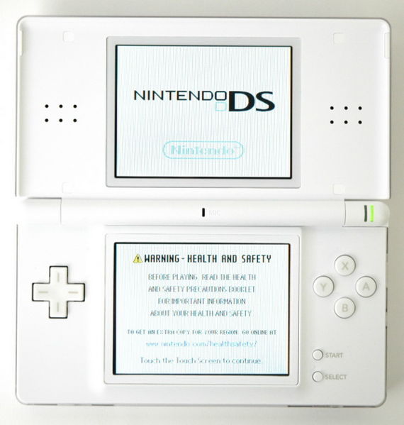 Файл:Nintendo DS Lite (top open on).jpg
